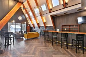 The Birch Ridge- Mission Room #4 - Queen Suite in Killington, Vermont home