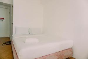 Warm and Simply Look Studio Room Urbantown Serpong Apartment By Travelio