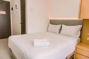 Warm and Simply Look Studio Room at Serpong Garden Apartment By Travelio