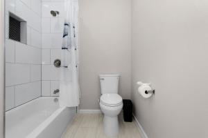 3BR 2 & half Bath Townhouse Modern Spacious Retreat Near Lake Conroe!