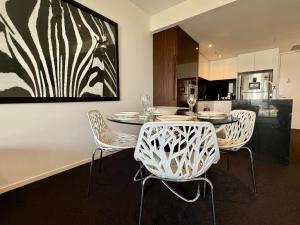 Manhattan Luxe Views L14 Pool Spa Gym 1BR 1 Bath 1 Secure Parking Central City