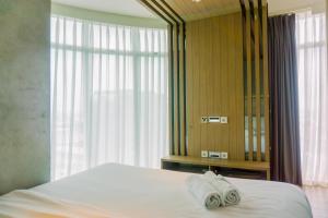 Spacious and Homey 2BR at Tree Park City Cikokol Apartment By Travelio