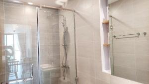 Luxury apartment with sea view, Thap Ba