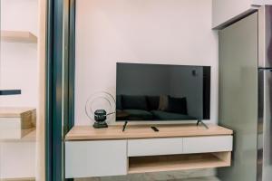 Elegant and Comfort 1BR at The Smith Alam Sutera Apartment By Travelio
