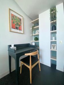 Boutique Canberra Stay - Balcony - Desk