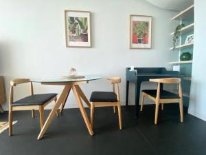 Boutique Canberra Stay - Balcony - Desk