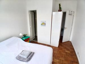 quarto em frente a praia com banheiro privativo num apartamento compartilhado - room with private bathroom in a shared apartment