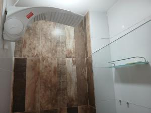 quarto em frente a praia com banheiro privativo num apartamento compartilhado - room with private bathroom in a shared apartment