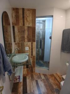 quarto em frente a praia com banheiro privativo num apartamento compartilhado - room with private bathroom in a shared apartment