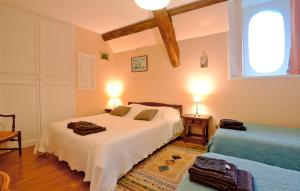 Maisons de vacances Beautiful Home In Gonneville-Le-Theil : photos des chambres