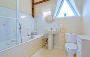 Maisons de vacances Beautiful Home In Gonneville-Le-Theil : photos des chambres