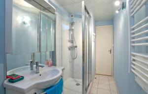 Maisons de vacances Beautiful Home In Gonneville-Le-Theil : Maison de Vacances 4 Chambres