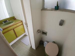 quarto em frente a praia com banheiro privativo num apartamento compartilhado - room with private bathroom in a shared apartment