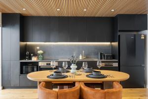 West End Apartment - Free Secure Car Park - Walk to Restaurants - Brisbane Convention Centre