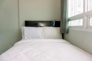 Nice and Elegant 2BR Apartment at Springhill Terrace Residence By Travelio