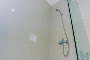 Cozy Living Studio Apartment Tree Park City BSD By Travelio