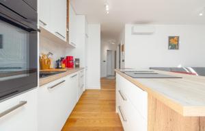 2 Bedroom Beautiful Apartment In Zadar 