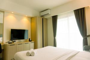 Well Furnished and Elegant 1BR at Bintaro Embarcadero Apartment By Travelio