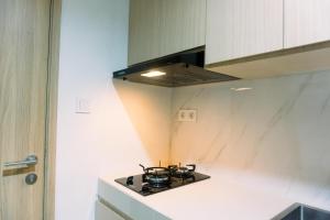 Well Furnished and Elegant 1BR at Bintaro Embarcadero Apartment By Travelio