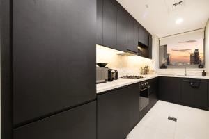 Panoramic Burj Khalifa and Sea View, Infinity Pool, Luxury 2BR