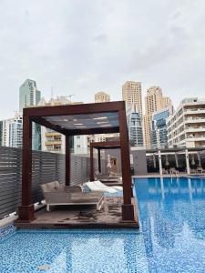 Modern 1BR, Dubai Marina Views with Pools & Gym access