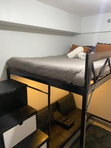 Spacious studio at fairview quezon with VERY FAST WIFI infront of SM