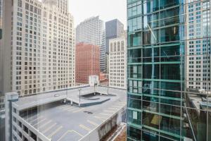 Blueground The Loop pool gym nr Willis CHI-1179