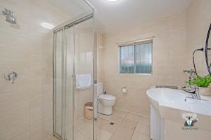 KozyGuru | Ashfield Cozy 4Bed house Great Location