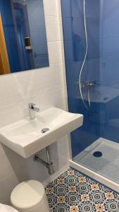 Small Double Room with Shared Bathroom room in Pension 23-Vinte e Tres
