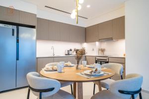 Cozy 2-Bed Home with Burj Khalifa Views 204GR-2