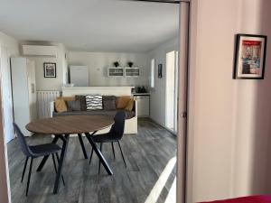Appartements Bas de villa, vue mer, terrasse, clim, piscine : photos des chambres