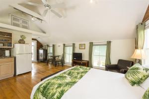 Treetop Studio Eyebrow House