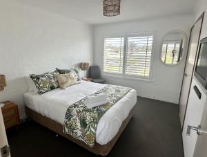 Views, location & luxury in the heart of Bermi! Walking distance to everything