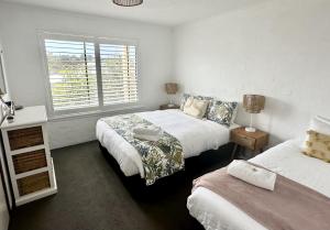 Views, location & luxury in the heart of Bermi! Walking distance to everything