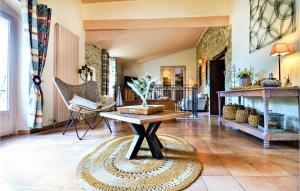 Maisons de vacances Stunning Home In St Privat Des Vieux : photos des chambres