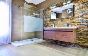 Maisons de vacances Stunning Home In St Privat Des Vieux : photos des chambres