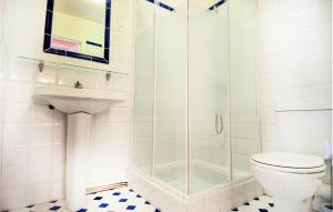 Maisons de vacances Stunning Home In St Privat Des Vieux : photos des chambres