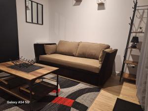 B&B / Chambres d'hotes Studio neuf avec espace de travail separe : photos des chambres