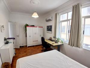 beachfront room with double bed and AC in a shared apartment