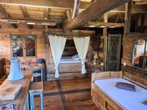 Maisons de vacances Cabane avec Piscine : photos des chambres