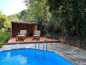 Maisons de vacances Cabane avec Piscine : photos des chambres