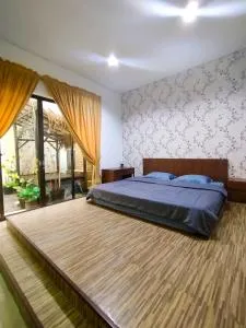 Cheery Room 101 - Tarik