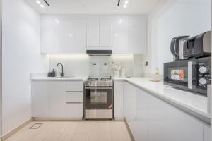 Free housekeeping visits during your stay - StayShort - Cozy 1-Bedroom Apartment Perfect for 4 in JVC