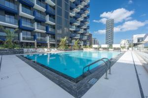 Free housekeeping visits during your stay - StayShort - Cozy 1-Bedroom Apartment Perfect for 4 in JVC