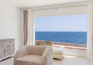 Elegante villa en primera línea de mar en S Algar, Menorca