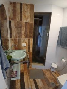 quiet beachfront room in shared apartment - quarto tranquilo num apartamento compartilhado em frente a praia