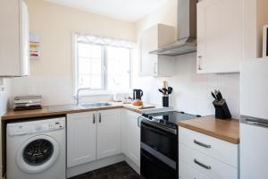 Dolphin Apartment, Thorpeness - Only a short stroll from the Beach, Thorpeness Lake, Country Club and Golf Club