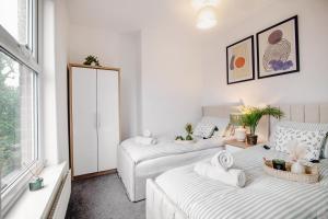 Modern Central Luxury Home with Hot Tub Sauna 12PPL