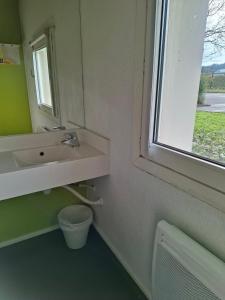 Hotels Hotel Class'Eco Carcassonne : Chambre Triple avec Salle de Bains Commune (3 Adultes)