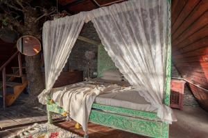 Fairytale Treehouse In Bahu By Bastiat Stays